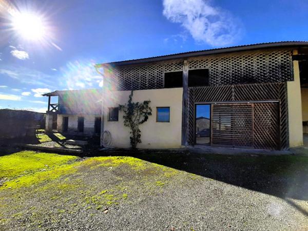 Ancienne ferme de 1796 sur 4,7 Hectares, dépendances, vue sur les Pyrénées.