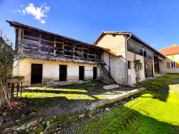 Ancienne ferme de 1796 sur 4,7 Hectares, dépendances, vue sur les Pyrénées.