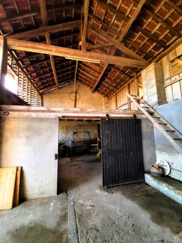 Ancienne ferme de 1796 sur 4,7 Hectares, dépendances, vue sur les Pyrénées.