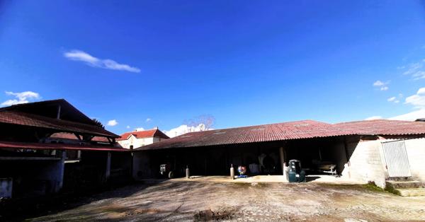 Ancienne ferme de 1796 sur 4,7 Hectares, dépendances, vue sur les Pyrénées.