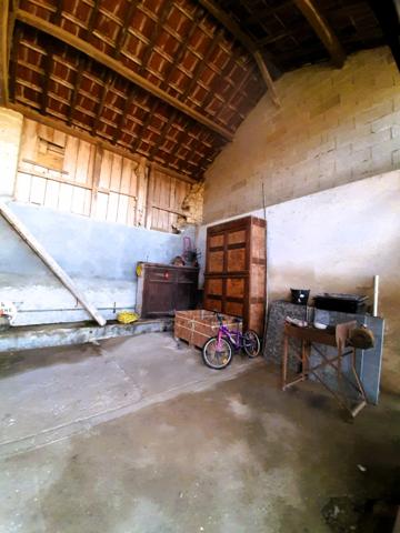 Ancienne ferme de 1796 sur 4,7 Hectares, dépendances, vue sur les Pyrénées.