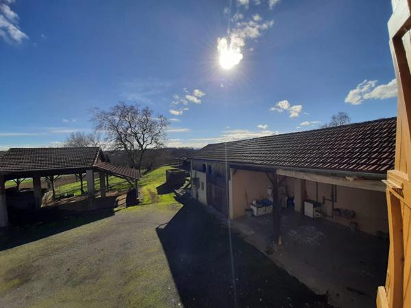 Ancienne ferme de 1796 sur 4,7 Hectares, dépendances, vue sur les Pyrénées.