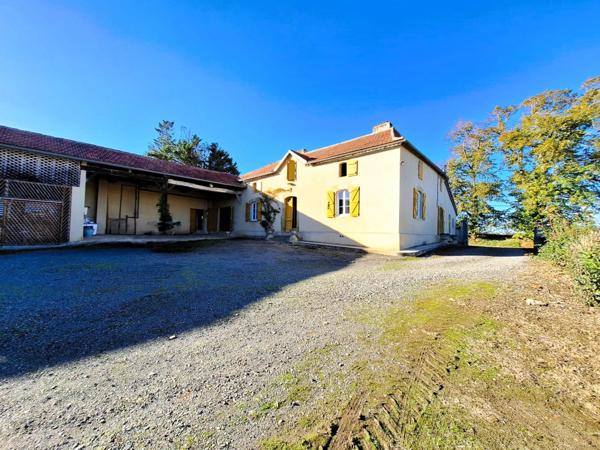 Ancienne ferme de 1796 sur 4,7 Hectares, dépendances, vue sur les Pyrénées.