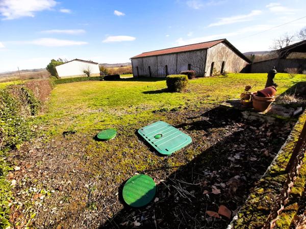 Ancienne ferme de 1796 sur 4,7 Hectares, dépendances, vue sur les Pyrénées.