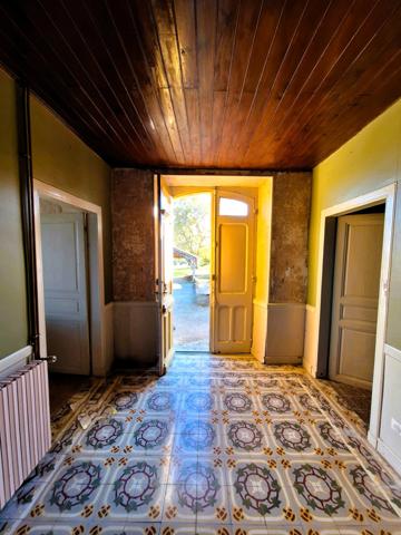 Ancienne ferme de 1796 sur 4,7 Hectares, dépendances, vue sur les Pyrénées.