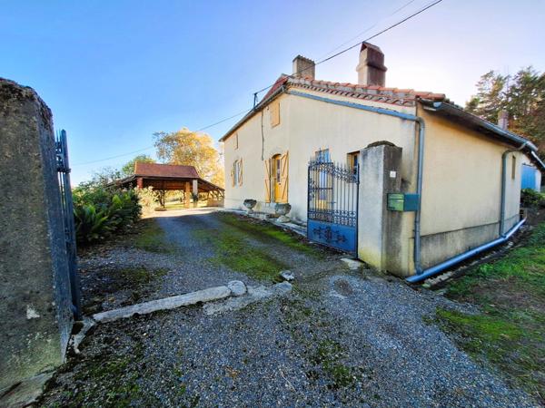 Ancienne ferme de 1796 sur 4,7 Hectares, dépendances, vue sur les Pyrénées.