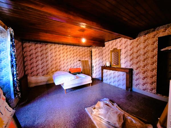 Ancienne ferme de 1796 sur 4,7 Hectares, dépendances, vue sur les Pyrénées.