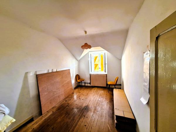 Ancienne ferme de 1796 sur 4,7 Hectares, dépendances, vue sur les Pyrénées.