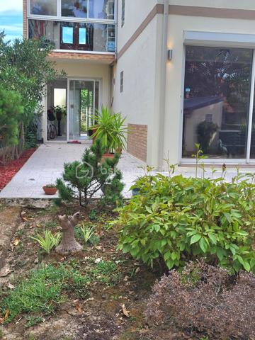 Venez découvrir à la limite de Pavillons sous bois, quartier recherché de la tour, cette magnifique maison, non mitoyenne, ultra lumineuse, trés calme, et traversante de 8 piéces de 242 m2, possibilité d'avoir plus, et jardins .
Situé dans une voie entièrement privative, portail automatique, vous serez complètement séduit par l'ambiance familiale de cette grande maison, ou, tout est trés fonctionnel, avec des volumes impressionnants.
Vous accédez par un second portail, et sa terrasse magnifiquement végétalisée, l'entrée dessert les piéces de la maison, et le jardin, au RDC, nous avons une grande chambre de 16m2, une véranda de 13 m2, pouvant faire office de chambre car chauffée, une salle avec douche, un wc, une buanderie trés vaste, une cave.
Le jardin est juste splendide, nous y trouvons un petit cabanon également, et bien d'autres surprises.
A l'étage nous avons un grand salon exposé sud, de 40 m2, avec extérieur, poêle à bois, une grande cuisine toute équipée, avec loggia, ainsi que 2 trés grandes chambres, nous trouvons également à cet étage, une grande salle de bains familiale de 12 m2, et un WC séparé. A l'étage du dessus nous avons de vastes combles  de 2 grandes piéces aménagés, et isolés, et les possibilités sont nombreuses.  Box fermé pour 2 voitures, on peut également se garer sur l'allée privative, Maison trés bien entretenue, avec beaucoup de charme, et de potentiels, équipée en vidéo surveillance, DPE C, assez rare pour une maison, preuve de l'excellente isolation de la maison.
A 500 métres du Tram 4, proche écoles, dont l'Alliance, commerces.
A voir absolument !!