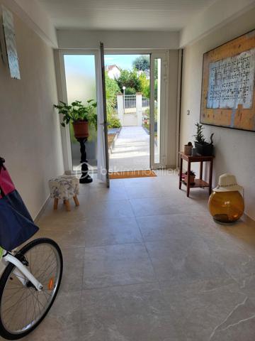 Venez découvrir à la limite de Pavillons sous bois, quartier recherché de la tour, cette magnifique maison, non mitoyenne, ultra lumineuse, trés calme, et traversante de 8 piéces de 242 m2, possibilité d'avoir plus, et jardins .
Situé dans une voie entièrement privative, portail automatique, vous serez complètement séduit par l'ambiance familiale de cette grande maison, ou, tout est trés fonctionnel, avec des volumes impressionnants.
Vous accédez par un second portail, et sa terrasse magnifiquement végétalisée, l'entrée dessert les piéces de la maison, et le jardin, au RDC, nous avons une grande chambre de 16m2, une véranda de 13 m2, pouvant faire office de chambre car chauffée, une salle avec douche, un wc, une buanderie trés vaste, une cave.
Le jardin est juste splendide, nous y trouvons un petit cabanon également, et bien d'autres surprises.
A l'étage nous avons un grand salon exposé sud, de 40 m2, avec extérieur, poêle à bois, une grande cuisine toute équipée, avec loggia, ainsi que 2 trés grandes chambres, nous trouvons également à cet étage, une grande salle de bains familiale de 12 m2, et un WC séparé. A l'étage du dessus nous avons de vastes combles  de 2 grandes piéces aménagés, et isolés, et les possibilités sont nombreuses.  Box fermé pour 2 voitures, on peut également se garer sur l'allée privative, Maison trés bien entretenue, avec beaucoup de charme, et de potentiels, équipée en vidéo surveillance, DPE C, assez rare pour une maison, preuve de l'excellente isolation de la maison.
A 500 métres du Tram 4, proche écoles, dont l'Alliance, commerces.
A voir absolument !!