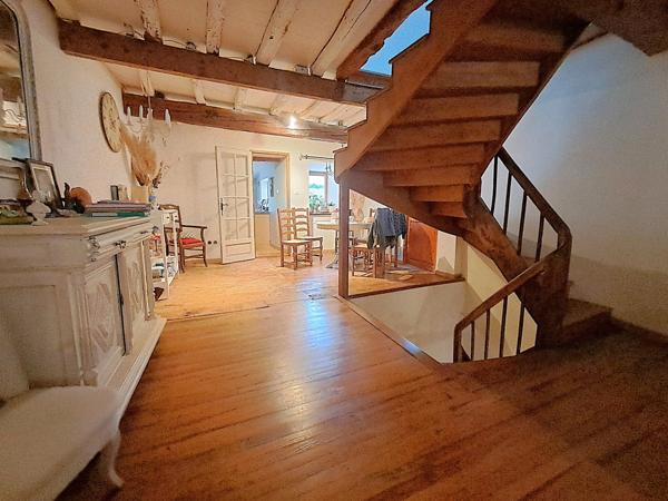 Maison de village rénovée – 238 m² – 9 pièces