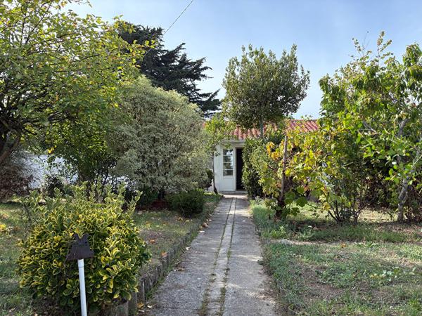 Maison Saint Gilles Croix De Vie 2 ch et garage sur terrain arboré et clos