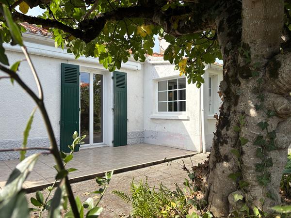 Maison Saint Gilles Croix De Vie 2 ch et garage sur terrain arboré et clos