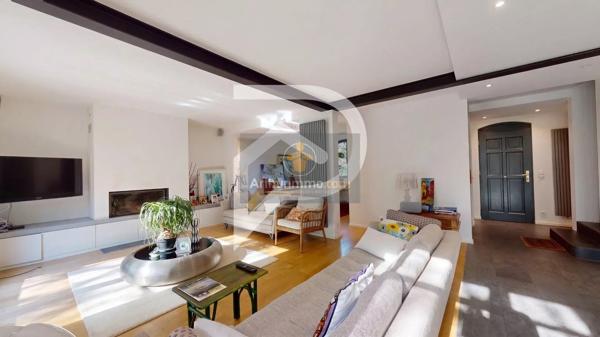 Vente                                                      Maison
                        
                     7 pièces                      205 m2                     à L'Étang-la-Ville