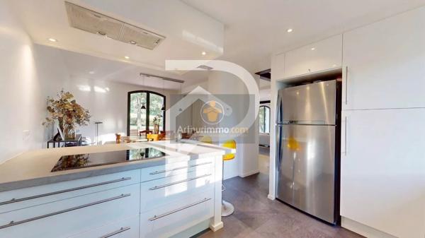 Vente                                                      Maison
                        
                     7 pièces                      205 m2                     à L'Étang-la-Ville