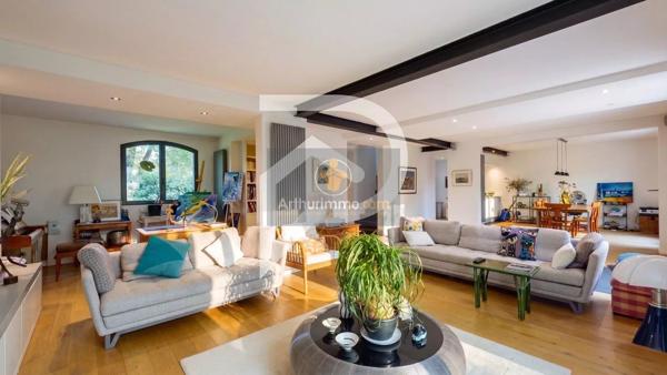 Vente                                                      Maison
                        
                     7 pièces                      205 m2                     à L'Étang-la-Ville