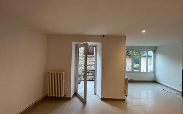 Maison à louer    3 pièces •  Esclanèdes