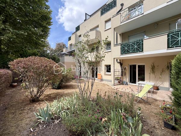 Situé dans la ville de Moissy Cramayel, au sein d'une agréable copropriété verdoyante proche de toutes commodités.

Venez découvrir ce bel appartement de type F3 mesurant 75m² situé au rez de chaussée, il se compose d'une entrée avec placard desservant un salon de 30m² donnant sur un jardin privatif de 120m², une cuisine de 8,5m², deux chambres de 10m² et 11m², une salle d'eau et un WC séparé.

Une place de parking située à l'exterieur vient compléter le bien.

Charges de copropriété : 117€ / Mois (Entretien des parties communes, eau froide)

Bonus :
- Ravalement effectué en 2014
- Fenêtres double vitrage PVC
- Volets roulants électriques PVC
- Tableau électrique de 2024
- Balon d'eau chaude de 2026
- Fibre

Commodités :
- Centre ville, boulangerie, pharmacie, coiffeur etc 2min à pied
- Carré Senart 10min voiture
- Crèche, maternelle, primaire, collège, lycée à 5min à pied
- Piscine, stade et parc pour enfants 5min à pied
- N104 et A5 à 5min
- Gare RER D Moissy Cramayel Lieusaint à 5min en bus

Disponible 7jrs/7 n'hésitez pas à me contacter pour faire une visite ou avoir plus d'infos concernant ce bien.

>> 100% OUVERT AU PARTAGE INTER AGENCE !! <<