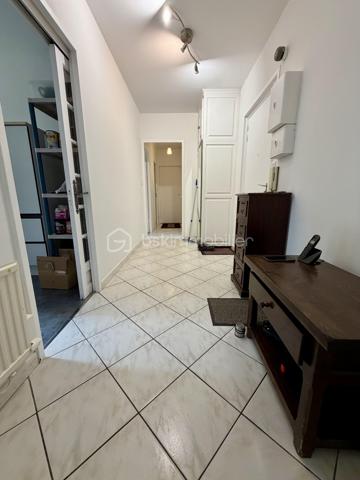 Situé dans la ville de Moissy Cramayel, au sein d'une agréable copropriété verdoyante proche de toutes commodités.

Venez découvrir ce bel appartement de type F3 mesurant 75m² situé au rez de chaussée, il se compose d'une entrée avec placard desservant un salon de 30m² donnant sur un jardin privatif de 120m², une cuisine de 8,5m², deux chambres de 10m² et 11m², une salle d'eau et un WC séparé.

Une place de parking située à l'exterieur vient compléter le bien.

Charges de copropriété : 117€ / Mois (Entretien des parties communes, eau froide)

Bonus :
- Ravalement effectué en 2014
- Fenêtres double vitrage PVC
- Volets roulants électriques PVC
- Tableau électrique de 2024
- Balon d'eau chaude de 2026
- Fibre

Commodités :
- Centre ville, boulangerie, pharmacie, coiffeur etc 2min à pied
- Carré Senart 10min voiture
- Crèche, maternelle, primaire, collège, lycée à 5min à pied
- Piscine, stade et parc pour enfants 5min à pied
- N104 et A5 à 5min
- Gare RER D Moissy Cramayel Lieusaint à 5min en bus

Disponible 7jrs/7 n'hésitez pas à me contacter pour faire une visite ou avoir plus d'infos concernant ce bien.

>> 100% OUVERT AU PARTAGE INTER AGENCE !! <<