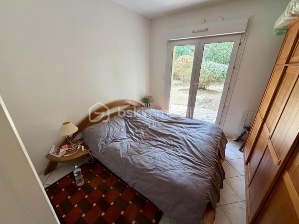 Situé dans la ville de Moissy Cramayel, au sein d'une agréable copropriété verdoyante proche de toutes commodités.

Venez découvrir ce bel appartement de type F3 mesurant 75m² situé au rez de chaussée, il se compose d'une entrée avec placard desservant un salon de 30m² donnant sur un jardin privatif de 120m², une cuisine de 8,5m², deux chambres de 10m² et 11m², une salle d'eau et un WC séparé.

Une place de parking située à l'exterieur vient compléter le bien.

Charges de copropriété : 117€ / Mois (Entretien des parties communes, eau froide)

Bonus :
- Ravalement effectué en 2014
- Fenêtres double vitrage PVC
- Volets roulants électriques PVC
- Tableau électrique de 2024
- Balon d'eau chaude de 2026
- Fibre

Commodités :
- Centre ville, boulangerie, pharmacie, coiffeur etc 2min à pied
- Carré Senart 10min voiture
- Crèche, maternelle, primaire, collège, lycée à 5min à pied
- Piscine, stade et parc pour enfants 5min à pied
- N104 et A5 à 5min
- Gare RER D Moissy Cramayel Lieusaint à 5min en bus

Disponible 7jrs/7 n'hésitez pas à me contacter pour faire une visite ou avoir plus d'infos concernant ce bien.

>> 100% OUVERT AU PARTAGE INTER AGENCE !! <<
