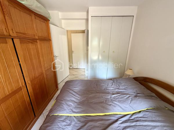 Situé dans la ville de Moissy Cramayel, au sein d'une agréable copropriété verdoyante proche de toutes commodités.

Venez découvrir ce bel appartement de type F3 mesurant 75m² situé au rez de chaussée, il se compose d'une entrée avec placard desservant un salon de 30m² donnant sur un jardin privatif de 120m², une cuisine de 8,5m², deux chambres de 10m² et 11m², une salle d'eau et un WC séparé.

Une place de parking située à l'exterieur vient compléter le bien.

Charges de copropriété : 117€ / Mois (Entretien des parties communes, eau froide)

Bonus :
- Ravalement effectué en 2014
- Fenêtres double vitrage PVC
- Volets roulants électriques PVC
- Tableau électrique de 2024
- Balon d'eau chaude de 2026
- Fibre

Commodités :
- Centre ville, boulangerie, pharmacie, coiffeur etc 2min à pied
- Carré Senart 10min voiture
- Crèche, maternelle, primaire, collège, lycée à 5min à pied
- Piscine, stade et parc pour enfants 5min à pied
- N104 et A5 à 5min
- Gare RER D Moissy Cramayel Lieusaint à 5min en bus

Disponible 7jrs/7 n'hésitez pas à me contacter pour faire une visite ou avoir plus d'infos concernant ce bien.

>> 100% OUVERT AU PARTAGE INTER AGENCE !! <<