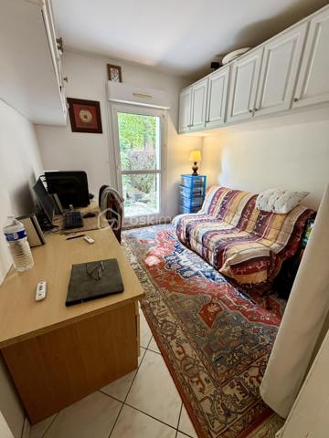 Situé dans la ville de Moissy Cramayel, au sein d'une agréable copropriété verdoyante proche de toutes commodités.

Venez découvrir ce bel appartement de type F3 mesurant 75m² situé au rez de chaussée, il se compose d'une entrée avec placard desservant un salon de 30m² donnant sur un jardin privatif de 120m², une cuisine de 8,5m², deux chambres de 10m² et 11m², une salle d'eau et un WC séparé.

Une place de parking située à l'exterieur vient compléter le bien.

Charges de copropriété : 117€ / Mois (Entretien des parties communes, eau froide)

Bonus :
- Ravalement effectué en 2014
- Fenêtres double vitrage PVC
- Volets roulants électriques PVC
- Tableau électrique de 2024
- Balon d'eau chaude de 2026
- Fibre

Commodités :
- Centre ville, boulangerie, pharmacie, coiffeur etc 2min à pied
- Carré Senart 10min voiture
- Crèche, maternelle, primaire, collège, lycée à 5min à pied
- Piscine, stade et parc pour enfants 5min à pied
- N104 et A5 à 5min
- Gare RER D Moissy Cramayel Lieusaint à 5min en bus

Disponible 7jrs/7 n'hésitez pas à me contacter pour faire une visite ou avoir plus d'infos concernant ce bien.

>> 100% OUVERT AU PARTAGE INTER AGENCE !! <<