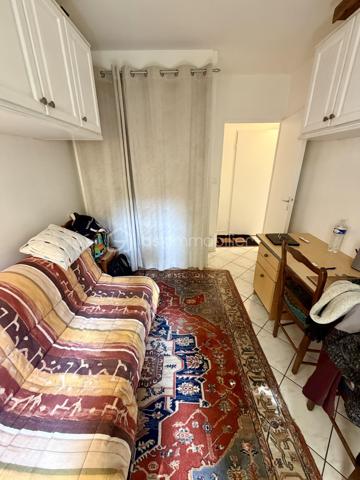 Situé dans la ville de Moissy Cramayel, au sein d'une agréable copropriété verdoyante proche de toutes commodités.

Venez découvrir ce bel appartement de type F3 mesurant 75m² situé au rez de chaussée, il se compose d'une entrée avec placard desservant un salon de 30m² donnant sur un jardin privatif de 120m², une cuisine de 8,5m², deux chambres de 10m² et 11m², une salle d'eau et un WC séparé.

Une place de parking située à l'exterieur vient compléter le bien.

Charges de copropriété : 117€ / Mois (Entretien des parties communes, eau froide)

Bonus :
- Ravalement effectué en 2014
- Fenêtres double vitrage PVC
- Volets roulants électriques PVC
- Tableau électrique de 2024
- Balon d'eau chaude de 2026
- Fibre

Commodités :
- Centre ville, boulangerie, pharmacie, coiffeur etc 2min à pied
- Carré Senart 10min voiture
- Crèche, maternelle, primaire, collège, lycée à 5min à pied
- Piscine, stade et parc pour enfants 5min à pied
- N104 et A5 à 5min
- Gare RER D Moissy Cramayel Lieusaint à 5min en bus

Disponible 7jrs/7 n'hésitez pas à me contacter pour faire une visite ou avoir plus d'infos concernant ce bien.

>> 100% OUVERT AU PARTAGE INTER AGENCE !! <<
