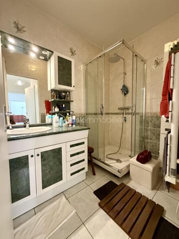 Situé dans la ville de Moissy Cramayel, au sein d'une agréable copropriété verdoyante proche de toutes commodités.

Venez découvrir ce bel appartement de type F3 mesurant 75m² situé au rez de chaussée, il se compose d'une entrée avec placard desservant un salon de 30m² donnant sur un jardin privatif de 120m², une cuisine de 8,5m², deux chambres de 10m² et 11m², une salle d'eau et un WC séparé.

Une place de parking située à l'exterieur vient compléter le bien.

Charges de copropriété : 117€ / Mois (Entretien des parties communes, eau froide)

Bonus :
- Ravalement effectué en 2014
- Fenêtres double vitrage PVC
- Volets roulants électriques PVC
- Tableau électrique de 2024
- Balon d'eau chaude de 2026
- Fibre

Commodités :
- Centre ville, boulangerie, pharmacie, coiffeur etc 2min à pied
- Carré Senart 10min voiture
- Crèche, maternelle, primaire, collège, lycée à 5min à pied
- Piscine, stade et parc pour enfants 5min à pied
- N104 et A5 à 5min
- Gare RER D Moissy Cramayel Lieusaint à 5min en bus

Disponible 7jrs/7 n'hésitez pas à me contacter pour faire une visite ou avoir plus d'infos concernant ce bien.

>> 100% OUVERT AU PARTAGE INTER AGENCE !! <<