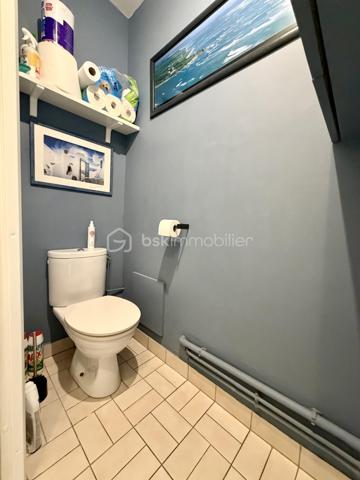 Situé dans la ville de Moissy Cramayel, au sein d'une agréable copropriété verdoyante proche de toutes commodités.

Venez découvrir ce bel appartement de type F3 mesurant 75m² situé au rez de chaussée, il se compose d'une entrée avec placard desservant un salon de 30m² donnant sur un jardin privatif de 120m², une cuisine de 8,5m², deux chambres de 10m² et 11m², une salle d'eau et un WC séparé.

Une place de parking située à l'exterieur vient compléter le bien.

Charges de copropriété : 117€ / Mois (Entretien des parties communes, eau froide)

Bonus :
- Ravalement effectué en 2014
- Fenêtres double vitrage PVC
- Volets roulants électriques PVC
- Tableau électrique de 2024
- Balon d'eau chaude de 2026
- Fibre

Commodités :
- Centre ville, boulangerie, pharmacie, coiffeur etc 2min à pied
- Carré Senart 10min voiture
- Crèche, maternelle, primaire, collège, lycée à 5min à pied
- Piscine, stade et parc pour enfants 5min à pied
- N104 et A5 à 5min
- Gare RER D Moissy Cramayel Lieusaint à 5min en bus

Disponible 7jrs/7 n'hésitez pas à me contacter pour faire une visite ou avoir plus d'infos concernant ce bien.

>> 100% OUVERT AU PARTAGE INTER AGENCE !! <<