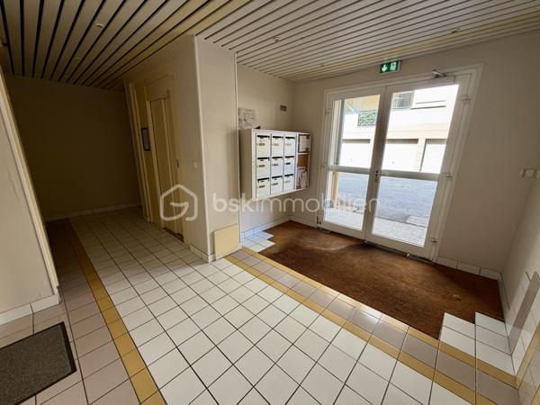 Situé dans la ville de Moissy Cramayel, au sein d'une agréable copropriété verdoyante proche de toutes commodités.

Venez découvrir ce bel appartement de type F3 mesurant 75m² situé au rez de chaussée, il se compose d'une entrée avec placard desservant un salon de 30m² donnant sur un jardin privatif de 120m², une cuisine de 8,5m², deux chambres de 10m² et 11m², une salle d'eau et un WC séparé.

Une place de parking située à l'exterieur vient compléter le bien.

Charges de copropriété : 117€ / Mois (Entretien des parties communes, eau froide)

Bonus :
- Ravalement effectué en 2014
- Fenêtres double vitrage PVC
- Volets roulants électriques PVC
- Tableau électrique de 2024
- Balon d'eau chaude de 2026
- Fibre

Commodités :
- Centre ville, boulangerie, pharmacie, coiffeur etc 2min à pied
- Carré Senart 10min voiture
- Crèche, maternelle, primaire, collège, lycée à 5min à pied
- Piscine, stade et parc pour enfants 5min à pied
- N104 et A5 à 5min
- Gare RER D Moissy Cramayel Lieusaint à 5min en bus

Disponible 7jrs/7 n'hésitez pas à me contacter pour faire une visite ou avoir plus d'infos concernant ce bien.

>> 100% OUVERT AU PARTAGE INTER AGENCE !! <<