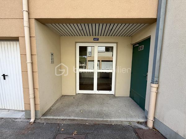 Situé dans la ville de Moissy Cramayel, au sein d'une agréable copropriété verdoyante proche de toutes commodités.

Venez découvrir ce bel appartement de type F3 mesurant 75m² situé au rez de chaussée, il se compose d'une entrée avec placard desservant un salon de 30m² donnant sur un jardin privatif de 120m², une cuisine de 8,5m², deux chambres de 10m² et 11m², une salle d'eau et un WC séparé.

Une place de parking située à l'exterieur vient compléter le bien.

Charges de copropriété : 117€ / Mois (Entretien des parties communes, eau froide)

Bonus :
- Ravalement effectué en 2014
- Fenêtres double vitrage PVC
- Volets roulants électriques PVC
- Tableau électrique de 2024
- Balon d'eau chaude de 2026
- Fibre

Commodités :
- Centre ville, boulangerie, pharmacie, coiffeur etc 2min à pied
- Carré Senart 10min voiture
- Crèche, maternelle, primaire, collège, lycée à 5min à pied
- Piscine, stade et parc pour enfants 5min à pied
- N104 et A5 à 5min
- Gare RER D Moissy Cramayel Lieusaint à 5min en bus

Disponible 7jrs/7 n'hésitez pas à me contacter pour faire une visite ou avoir plus d'infos concernant ce bien.

>> 100% OUVERT AU PARTAGE INTER AGENCE !! <<
