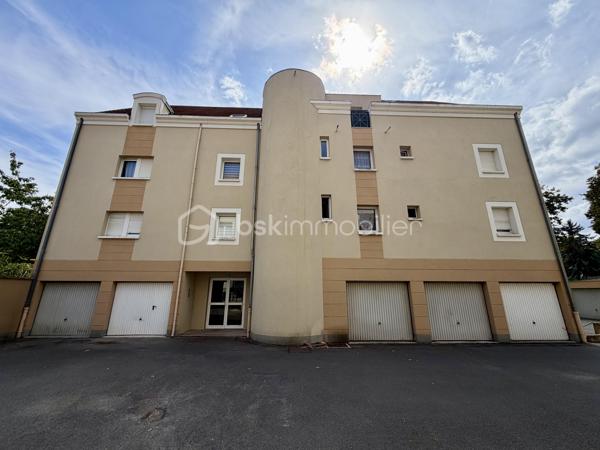Situé dans la ville de Moissy Cramayel, au sein d'une agréable copropriété verdoyante proche de toutes commodités.

Venez découvrir ce bel appartement de type F3 mesurant 75m² situé au rez de chaussée, il se compose d'une entrée avec placard desservant un salon de 30m² donnant sur un jardin privatif de 120m², une cuisine de 8,5m², deux chambres de 10m² et 11m², une salle d'eau et un WC séparé.

Une place de parking située à l'exterieur vient compléter le bien.

Charges de copropriété : 117€ / Mois (Entretien des parties communes, eau froide)

Bonus :
- Ravalement effectué en 2014
- Fenêtres double vitrage PVC
- Volets roulants électriques PVC
- Tableau électrique de 2024
- Balon d'eau chaude de 2026
- Fibre

Commodités :
- Centre ville, boulangerie, pharmacie, coiffeur etc 2min à pied
- Carré Senart 10min voiture
- Crèche, maternelle, primaire, collège, lycée à 5min à pied
- Piscine, stade et parc pour enfants 5min à pied
- N104 et A5 à 5min
- Gare RER D Moissy Cramayel Lieusaint à 5min en bus

Disponible 7jrs/7 n'hésitez pas à me contacter pour faire une visite ou avoir plus d'infos concernant ce bien.

>> 100% OUVERT AU PARTAGE INTER AGENCE !! <<