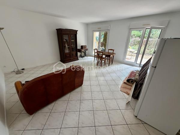 Situé dans la ville de Moissy Cramayel, au sein d'une agréable copropriété verdoyante proche de toutes commodités.

Venez découvrir ce bel appartement de type F3 mesurant 75m² situé au rez de chaussée, il se compose d'une entrée avec placard desservant un salon de 30m² donnant sur un jardin privatif de 120m², une cuisine de 8,5m², deux chambres de 10m² et 11m², une salle d'eau et un WC séparé.

Une place de parking située à l'exterieur vient compléter le bien.

Charges de copropriété : 117€ / Mois (Entretien des parties communes, eau froide)

Bonus :
- Ravalement effectué en 2014
- Fenêtres double vitrage PVC
- Volets roulants électriques PVC
- Tableau électrique de 2024
- Balon d'eau chaude de 2026
- Fibre

Commodités :
- Centre ville, boulangerie, pharmacie, coiffeur etc 2min à pied
- Carré Senart 10min voiture
- Crèche, maternelle, primaire, collège, lycée à 5min à pied
- Piscine, stade et parc pour enfants 5min à pied
- N104 et A5 à 5min
- Gare RER D Moissy Cramayel Lieusaint à 5min en bus

Disponible 7jrs/7 n'hésitez pas à me contacter pour faire une visite ou avoir plus d'infos concernant ce bien.

>> 100% OUVERT AU PARTAGE INTER AGENCE !! <<
