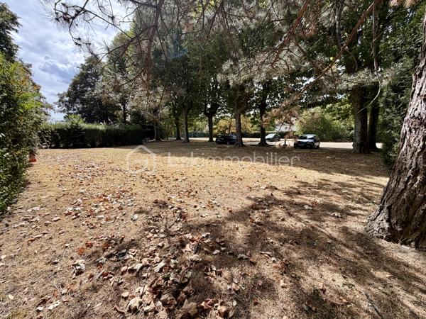 Situé dans la ville de Moissy Cramayel, au sein d'une agréable copropriété verdoyante proche de toutes commodités.

Venez découvrir ce bel appartement de type F3 mesurant 75m² situé au rez de chaussée, il se compose d'une entrée avec placard desservant un salon de 30m² donnant sur un jardin privatif de 120m², une cuisine de 8,5m², deux chambres de 10m² et 11m², une salle d'eau et un WC séparé.

Une place de parking située à l'exterieur vient compléter le bien.

Charges de copropriété : 117€ / Mois (Entretien des parties communes, eau froide)

Bonus :
- Ravalement effectué en 2014
- Fenêtres double vitrage PVC
- Volets roulants électriques PVC
- Tableau électrique de 2024
- Balon d'eau chaude de 2026
- Fibre

Commodités :
- Centre ville, boulangerie, pharmacie, coiffeur etc 2min à pied
- Carré Senart 10min voiture
- Crèche, maternelle, primaire, collège, lycée à 5min à pied
- Piscine, stade et parc pour enfants 5min à pied
- N104 et A5 à 5min
- Gare RER D Moissy Cramayel Lieusaint à 5min en bus

Disponible 7jrs/7 n'hésitez pas à me contacter pour faire une visite ou avoir plus d'infos concernant ce bien.

>> 100% OUVERT AU PARTAGE INTER AGENCE !! <<