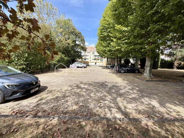 Situé dans la ville de Moissy Cramayel, au sein d'une agréable copropriété verdoyante proche de toutes commodités.

Venez découvrir ce bel appartement de type F3 mesurant 75m² situé au rez de chaussée, il se compose d'une entrée avec placard desservant un salon de 30m² donnant sur un jardin privatif de 120m², une cuisine de 8,5m², deux chambres de 10m² et 11m², une salle d'eau et un WC séparé.

Une place de parking située à l'exterieur vient compléter le bien.

Charges de copropriété : 117€ / Mois (Entretien des parties communes, eau froide)

Bonus :
- Ravalement effectué en 2014
- Fenêtres double vitrage PVC
- Volets roulants électriques PVC
- Tableau électrique de 2024
- Balon d'eau chaude de 2026
- Fibre

Commodités :
- Centre ville, boulangerie, pharmacie, coiffeur etc 2min à pied
- Carré Senart 10min voiture
- Crèche, maternelle, primaire, collège, lycée à 5min à pied
- Piscine, stade et parc pour enfants 5min à pied
- N104 et A5 à 5min
- Gare RER D Moissy Cramayel Lieusaint à 5min en bus

Disponible 7jrs/7 n'hésitez pas à me contacter pour faire une visite ou avoir plus d'infos concernant ce bien.

>> 100% OUVERT AU PARTAGE INTER AGENCE !! <<