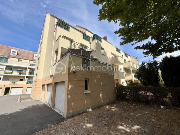 Situé dans la ville de Moissy Cramayel, au sein d'une agréable copropriété verdoyante proche de toutes commodités.

Venez découvrir ce bel appartement de type F3 mesurant 75m² situé au rez de chaussée, il se compose d'une entrée avec placard desservant un salon de 30m² donnant sur un jardin privatif de 120m², une cuisine de 8,5m², deux chambres de 10m² et 11m², une salle d'eau et un WC séparé.

Une place de parking située à l'exterieur vient compléter le bien.

Charges de copropriété : 117€ / Mois (Entretien des parties communes, eau froide)

Bonus :
- Ravalement effectué en 2014
- Fenêtres double vitrage PVC
- Volets roulants électriques PVC
- Tableau électrique de 2024
- Balon d'eau chaude de 2026
- Fibre

Commodités :
- Centre ville, boulangerie, pharmacie, coiffeur etc 2min à pied
- Carré Senart 10min voiture
- Crèche, maternelle, primaire, collège, lycée à 5min à pied
- Piscine, stade et parc pour enfants 5min à pied
- N104 et A5 à 5min
- Gare RER D Moissy Cramayel Lieusaint à 5min en bus

Disponible 7jrs/7 n'hésitez pas à me contacter pour faire une visite ou avoir plus d'infos concernant ce bien.

>> 100% OUVERT AU PARTAGE INTER AGENCE !! <<