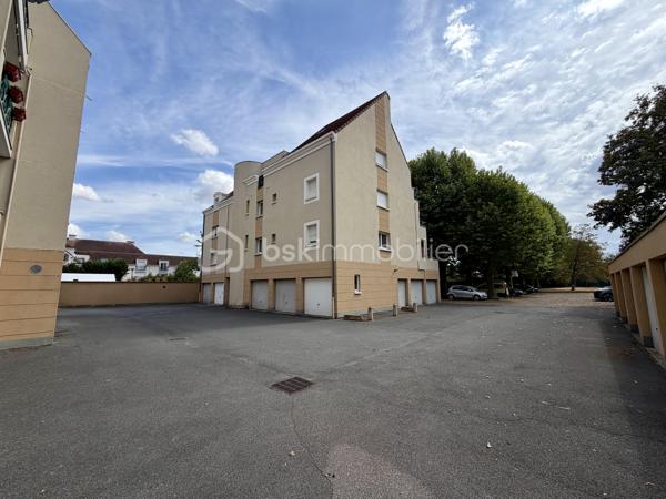 Situé dans la ville de Moissy Cramayel, au sein d'une agréable copropriété verdoyante proche de toutes commodités.

Venez découvrir ce bel appartement de type F3 mesurant 75m² situé au rez de chaussée, il se compose d'une entrée avec placard desservant un salon de 30m² donnant sur un jardin privatif de 120m², une cuisine de 8,5m², deux chambres de 10m² et 11m², une salle d'eau et un WC séparé.

Une place de parking située à l'exterieur vient compléter le bien.

Charges de copropriété : 117€ / Mois (Entretien des parties communes, eau froide)

Bonus :
- Ravalement effectué en 2014
- Fenêtres double vitrage PVC
- Volets roulants électriques PVC
- Tableau électrique de 2024
- Balon d'eau chaude de 2026
- Fibre

Commodités :
- Centre ville, boulangerie, pharmacie, coiffeur etc 2min à pied
- Carré Senart 10min voiture
- Crèche, maternelle, primaire, collège, lycée à 5min à pied
- Piscine, stade et parc pour enfants 5min à pied
- N104 et A5 à 5min
- Gare RER D Moissy Cramayel Lieusaint à 5min en bus

Disponible 7jrs/7 n'hésitez pas à me contacter pour faire une visite ou avoir plus d'infos concernant ce bien.

>> 100% OUVERT AU PARTAGE INTER AGENCE !! <<