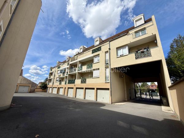 Situé dans la ville de Moissy Cramayel, au sein d'une agréable copropriété verdoyante proche de toutes commodités.

Venez découvrir ce bel appartement de type F3 mesurant 75m² situé au rez de chaussée, il se compose d'une entrée avec placard desservant un salon de 30m² donnant sur un jardin privatif de 120m², une cuisine de 8,5m², deux chambres de 10m² et 11m², une salle d'eau et un WC séparé.

Une place de parking située à l'exterieur vient compléter le bien.

Charges de copropriété : 117€ / Mois (Entretien des parties communes, eau froide)

Bonus :
- Ravalement effectué en 2014
- Fenêtres double vitrage PVC
- Volets roulants électriques PVC
- Tableau électrique de 2024
- Balon d'eau chaude de 2026
- Fibre

Commodités :
- Centre ville, boulangerie, pharmacie, coiffeur etc 2min à pied
- Carré Senart 10min voiture
- Crèche, maternelle, primaire, collège, lycée à 5min à pied
- Piscine, stade et parc pour enfants 5min à pied
- N104 et A5 à 5min
- Gare RER D Moissy Cramayel Lieusaint à 5min en bus

Disponible 7jrs/7 n'hésitez pas à me contacter pour faire une visite ou avoir plus d'infos concernant ce bien.

>> 100% OUVERT AU PARTAGE INTER AGENCE !! <<