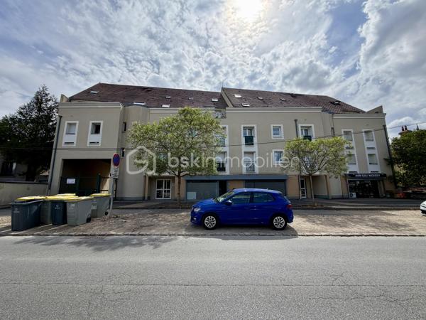 Situé dans la ville de Moissy Cramayel, au sein d'une agréable copropriété verdoyante proche de toutes commodités.

Venez découvrir ce bel appartement de type F3 mesurant 75m² situé au rez de chaussée, il se compose d'une entrée avec placard desservant un salon de 30m² donnant sur un jardin privatif de 120m², une cuisine de 8,5m², deux chambres de 10m² et 11m², une salle d'eau et un WC séparé.

Une place de parking située à l'exterieur vient compléter le bien.

Charges de copropriété : 117€ / Mois (Entretien des parties communes, eau froide)

Bonus :
- Ravalement effectué en 2014
- Fenêtres double vitrage PVC
- Volets roulants électriques PVC
- Tableau électrique de 2024
- Balon d'eau chaude de 2026
- Fibre

Commodités :
- Centre ville, boulangerie, pharmacie, coiffeur etc 2min à pied
- Carré Senart 10min voiture
- Crèche, maternelle, primaire, collège, lycée à 5min à pied
- Piscine, stade et parc pour enfants 5min à pied
- N104 et A5 à 5min
- Gare RER D Moissy Cramayel Lieusaint à 5min en bus

Disponible 7jrs/7 n'hésitez pas à me contacter pour faire une visite ou avoir plus d'infos concernant ce bien.

>> 100% OUVERT AU PARTAGE INTER AGENCE !! <<