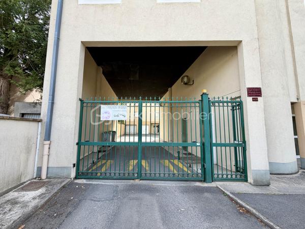 Situé dans la ville de Moissy Cramayel, au sein d'une agréable copropriété verdoyante proche de toutes commodités.

Venez découvrir ce bel appartement de type F3 mesurant 75m² situé au rez de chaussée, il se compose d'une entrée avec placard desservant un salon de 30m² donnant sur un jardin privatif de 120m², une cuisine de 8,5m², deux chambres de 10m² et 11m², une salle d'eau et un WC séparé.

Une place de parking située à l'exterieur vient compléter le bien.

Charges de copropriété : 117€ / Mois (Entretien des parties communes, eau froide)

Bonus :
- Ravalement effectué en 2014
- Fenêtres double vitrage PVC
- Volets roulants électriques PVC
- Tableau électrique de 2024
- Balon d'eau chaude de 2026
- Fibre

Commodités :
- Centre ville, boulangerie, pharmacie, coiffeur etc 2min à pied
- Carré Senart 10min voiture
- Crèche, maternelle, primaire, collège, lycée à 5min à pied
- Piscine, stade et parc pour enfants 5min à pied
- N104 et A5 à 5min
- Gare RER D Moissy Cramayel Lieusaint à 5min en bus

Disponible 7jrs/7 n'hésitez pas à me contacter pour faire une visite ou avoir plus d'infos concernant ce bien.

>> 100% OUVERT AU PARTAGE INTER AGENCE !! <<