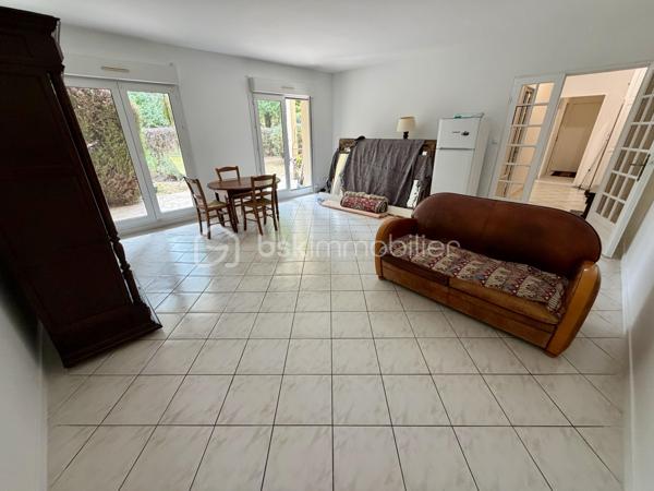 Situé dans la ville de Moissy Cramayel, au sein d'une agréable copropriété verdoyante proche de toutes commodités.

Venez découvrir ce bel appartement de type F3 mesurant 75m² situé au rez de chaussée, il se compose d'une entrée avec placard desservant un salon de 30m² donnant sur un jardin privatif de 120m², une cuisine de 8,5m², deux chambres de 10m² et 11m², une salle d'eau et un WC séparé.

Une place de parking située à l'exterieur vient compléter le bien.

Charges de copropriété : 117€ / Mois (Entretien des parties communes, eau froide)

Bonus :
- Ravalement effectué en 2014
- Fenêtres double vitrage PVC
- Volets roulants électriques PVC
- Tableau électrique de 2024
- Balon d'eau chaude de 2026
- Fibre

Commodités :
- Centre ville, boulangerie, pharmacie, coiffeur etc 2min à pied
- Carré Senart 10min voiture
- Crèche, maternelle, primaire, collège, lycée à 5min à pied
- Piscine, stade et parc pour enfants 5min à pied
- N104 et A5 à 5min
- Gare RER D Moissy Cramayel Lieusaint à 5min en bus

Disponible 7jrs/7 n'hésitez pas à me contacter pour faire une visite ou avoir plus d'infos concernant ce bien.

>> 100% OUVERT AU PARTAGE INTER AGENCE !! <<