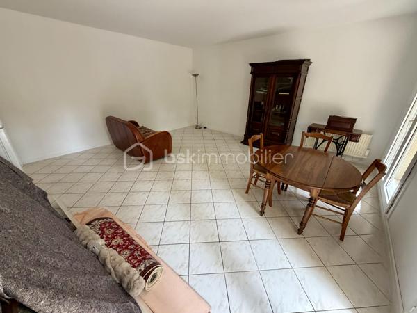 Situé dans la ville de Moissy Cramayel, au sein d'une agréable copropriété verdoyante proche de toutes commodités.

Venez découvrir ce bel appartement de type F3 mesurant 75m² situé au rez de chaussée, il se compose d'une entrée avec placard desservant un salon de 30m² donnant sur un jardin privatif de 120m², une cuisine de 8,5m², deux chambres de 10m² et 11m², une salle d'eau et un WC séparé.

Une place de parking située à l'exterieur vient compléter le bien.

Charges de copropriété : 117€ / Mois (Entretien des parties communes, eau froide)

Bonus :
- Ravalement effectué en 2014
- Fenêtres double vitrage PVC
- Volets roulants électriques PVC
- Tableau électrique de 2024
- Balon d'eau chaude de 2026
- Fibre

Commodités :
- Centre ville, boulangerie, pharmacie, coiffeur etc 2min à pied
- Carré Senart 10min voiture
- Crèche, maternelle, primaire, collège, lycée à 5min à pied
- Piscine, stade et parc pour enfants 5min à pied
- N104 et A5 à 5min
- Gare RER D Moissy Cramayel Lieusaint à 5min en bus

Disponible 7jrs/7 n'hésitez pas à me contacter pour faire une visite ou avoir plus d'infos concernant ce bien.

>> 100% OUVERT AU PARTAGE INTER AGENCE !! <<
