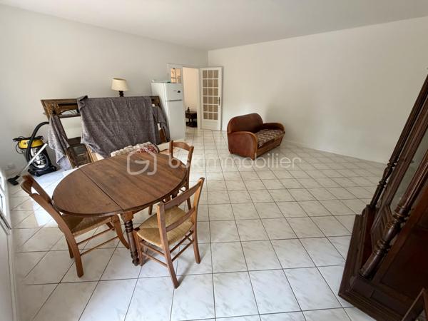 Situé dans la ville de Moissy Cramayel, au sein d'une agréable copropriété verdoyante proche de toutes commodités.

Venez découvrir ce bel appartement de type F3 mesurant 75m² situé au rez de chaussée, il se compose d'une entrée avec placard desservant un salon de 30m² donnant sur un jardin privatif de 120m², une cuisine de 8,5m², deux chambres de 10m² et 11m², une salle d'eau et un WC séparé.

Une place de parking située à l'exterieur vient compléter le bien.

Charges de copropriété : 117€ / Mois (Entretien des parties communes, eau froide)

Bonus :
- Ravalement effectué en 2014
- Fenêtres double vitrage PVC
- Volets roulants électriques PVC
- Tableau électrique de 2024
- Balon d'eau chaude de 2026
- Fibre

Commodités :
- Centre ville, boulangerie, pharmacie, coiffeur etc 2min à pied
- Carré Senart 10min voiture
- Crèche, maternelle, primaire, collège, lycée à 5min à pied
- Piscine, stade et parc pour enfants 5min à pied
- N104 et A5 à 5min
- Gare RER D Moissy Cramayel Lieusaint à 5min en bus

Disponible 7jrs/7 n'hésitez pas à me contacter pour faire une visite ou avoir plus d'infos concernant ce bien.

>> 100% OUVERT AU PARTAGE INTER AGENCE !! <<