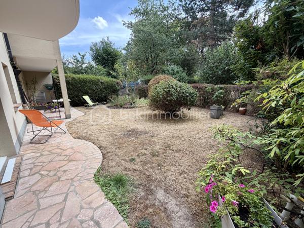 Situé dans la ville de Moissy Cramayel, au sein d'une agréable copropriété verdoyante proche de toutes commodités.

Venez découvrir ce bel appartement de type F3 mesurant 75m² situé au rez de chaussée, il se compose d'une entrée avec placard desservant un salon de 30m² donnant sur un jardin privatif de 120m², une cuisine de 8,5m², deux chambres de 10m² et 11m², une salle d'eau et un WC séparé.

Une place de parking située à l'exterieur vient compléter le bien.

Charges de copropriété : 117€ / Mois (Entretien des parties communes, eau froide)

Bonus :
- Ravalement effectué en 2014
- Fenêtres double vitrage PVC
- Volets roulants électriques PVC
- Tableau électrique de 2024
- Balon d'eau chaude de 2026
- Fibre

Commodités :
- Centre ville, boulangerie, pharmacie, coiffeur etc 2min à pied
- Carré Senart 10min voiture
- Crèche, maternelle, primaire, collège, lycée à 5min à pied
- Piscine, stade et parc pour enfants 5min à pied
- N104 et A5 à 5min
- Gare RER D Moissy Cramayel Lieusaint à 5min en bus

Disponible 7jrs/7 n'hésitez pas à me contacter pour faire une visite ou avoir plus d'infos concernant ce bien.

>> 100% OUVERT AU PARTAGE INTER AGENCE !! <<