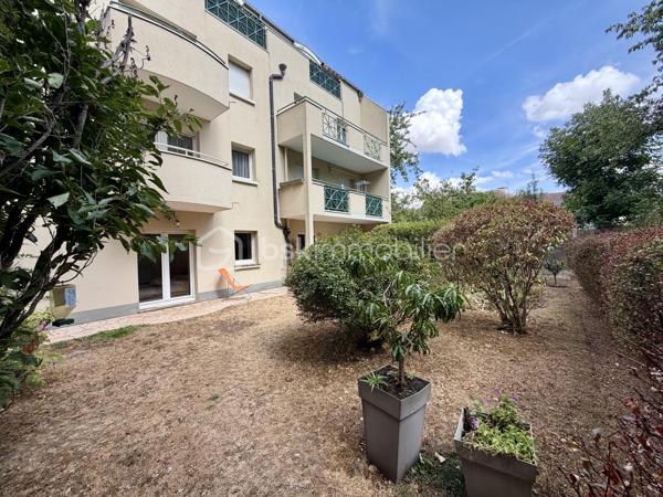Situé dans la ville de Moissy Cramayel, au sein d'une agréable copropriété verdoyante proche de toutes commodités.

Venez découvrir ce bel appartement de type F3 mesurant 75m² situé au rez de chaussée, il se compose d'une entrée avec placard desservant un salon de 30m² donnant sur un jardin privatif de 120m², une cuisine de 8,5m², deux chambres de 10m² et 11m², une salle d'eau et un WC séparé.

Une place de parking située à l'exterieur vient compléter le bien.

Charges de copropriété : 117€ / Mois (Entretien des parties communes, eau froide)

Bonus :
- Ravalement effectué en 2014
- Fenêtres double vitrage PVC
- Volets roulants électriques PVC
- Tableau électrique de 2024
- Balon d'eau chaude de 2026
- Fibre

Commodités :
- Centre ville, boulangerie, pharmacie, coiffeur etc 2min à pied
- Carré Senart 10min voiture
- Crèche, maternelle, primaire, collège, lycée à 5min à pied
- Piscine, stade et parc pour enfants 5min à pied
- N104 et A5 à 5min
- Gare RER D Moissy Cramayel Lieusaint à 5min en bus

Disponible 7jrs/7 n'hésitez pas à me contacter pour faire une visite ou avoir plus d'infos concernant ce bien.

>> 100% OUVERT AU PARTAGE INTER AGENCE !! <<