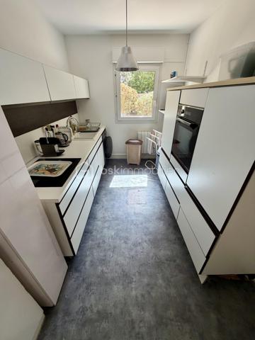 Situé dans la ville de Moissy Cramayel, au sein d'une agréable copropriété verdoyante proche de toutes commodités.

Venez découvrir ce bel appartement de type F3 mesurant 75m² situé au rez de chaussée, il se compose d'une entrée avec placard desservant un salon de 30m² donnant sur un jardin privatif de 120m², une cuisine de 8,5m², deux chambres de 10m² et 11m², une salle d'eau et un WC séparé.

Une place de parking située à l'exterieur vient compléter le bien.

Charges de copropriété : 117€ / Mois (Entretien des parties communes, eau froide)

Bonus :
- Ravalement effectué en 2014
- Fenêtres double vitrage PVC
- Volets roulants électriques PVC
- Tableau électrique de 2024
- Balon d'eau chaude de 2026
- Fibre

Commodités :
- Centre ville, boulangerie, pharmacie, coiffeur etc 2min à pied
- Carré Senart 10min voiture
- Crèche, maternelle, primaire, collège, lycée à 5min à pied
- Piscine, stade et parc pour enfants 5min à pied
- N104 et A5 à 5min
- Gare RER D Moissy Cramayel Lieusaint à 5min en bus

Disponible 7jrs/7 n'hésitez pas à me contacter pour faire une visite ou avoir plus d'infos concernant ce bien.

>> 100% OUVERT AU PARTAGE INTER AGENCE !! <<