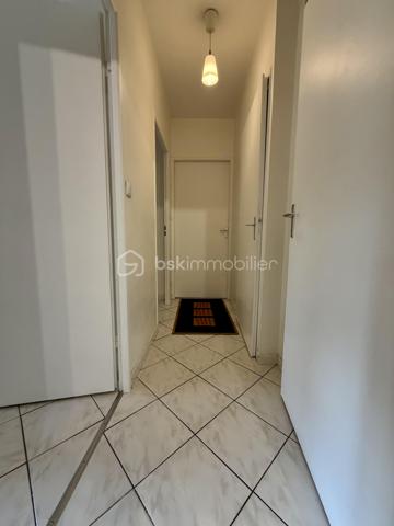 Situé dans la ville de Moissy Cramayel, au sein d'une agréable copropriété verdoyante proche de toutes commodités.

Venez découvrir ce bel appartement de type F3 mesurant 75m² situé au rez de chaussée, il se compose d'une entrée avec placard desservant un salon de 30m² donnant sur un jardin privatif de 120m², une cuisine de 8,5m², deux chambres de 10m² et 11m², une salle d'eau et un WC séparé.

Une place de parking située à l'exterieur vient compléter le bien.

Charges de copropriété : 117€ / Mois (Entretien des parties communes, eau froide)

Bonus :
- Ravalement effectué en 2014
- Fenêtres double vitrage PVC
- Volets roulants électriques PVC
- Tableau électrique de 2024
- Balon d'eau chaude de 2026
- Fibre

Commodités :
- Centre ville, boulangerie, pharmacie, coiffeur etc 2min à pied
- Carré Senart 10min voiture
- Crèche, maternelle, primaire, collège, lycée à 5min à pied
- Piscine, stade et parc pour enfants 5min à pied
- N104 et A5 à 5min
- Gare RER D Moissy Cramayel Lieusaint à 5min en bus

Disponible 7jrs/7 n'hésitez pas à me contacter pour faire une visite ou avoir plus d'infos concernant ce bien.

>> 100% OUVERT AU PARTAGE INTER AGENCE !! <<