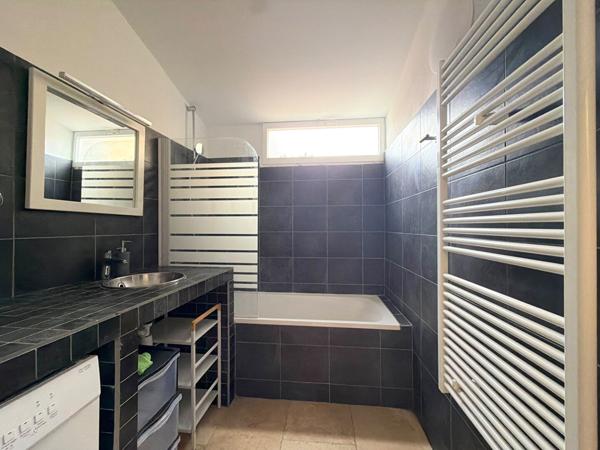 A LOUER PERTUIS 84120 CENTRE VILLE APPARTEMENT MEUBLÉ TYPE 2 PIECES D'ENVIRON 27M²