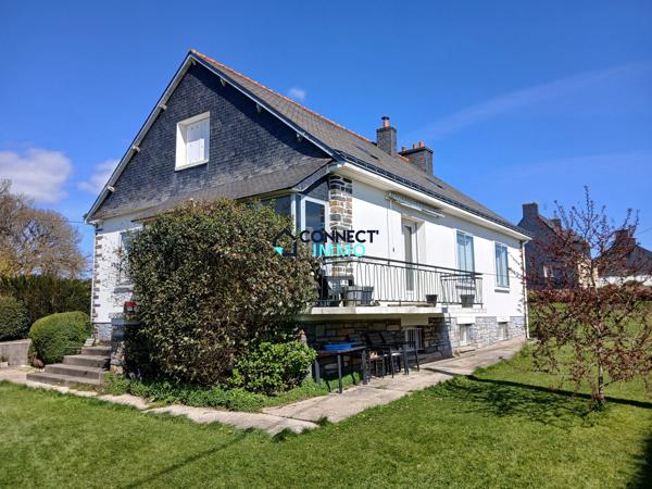 Maison édifiée en 1975 avec un beau terrain clos.