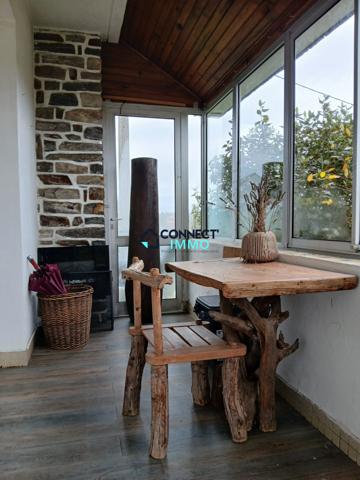 Maison édifiée en 1975 avec un beau terrain clos.